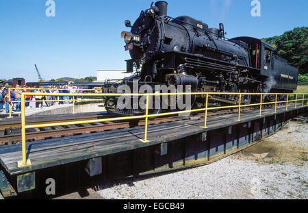 Eine schwere Eisenbahn-Drehscheibe, die verwendet wird, ändern die Richtung der Lokomotiven wie diese 1952 Dampfmaschine eine Attraktion für die Besucher der Tennessee Valley Railroad Museum in Chattanooga, Tennessee, USA ist. Der Kohle-Verbrennung Nr. 610 ist eines der letzten Dampflokomotiven gebaut für Service in den Vereinigten Staaten und ist derzeit in Restaurierung. Eine Stunde und längere Touren angeboten andere Vintage Dampfzüge, die in der Museumswerkstatt restauriert wurden. Stockfoto