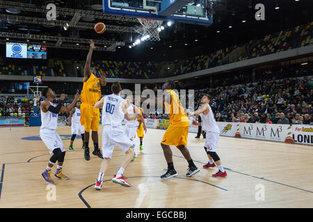 London, UK. 22. Februar 2015.  Löwen-Spieler Laurent Iren zielt auf den Korb während der BBL Meisterschaftsspiel gegen Surrey United in der Kupfer-Box-Arena im Olympiapark. London-Löwen gewinnen 104-65. Stockfoto