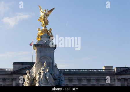 Das Victoria Memorial am Haupttor der Königin von England Residenzstadt Buckingham Palace London England Stockfoto