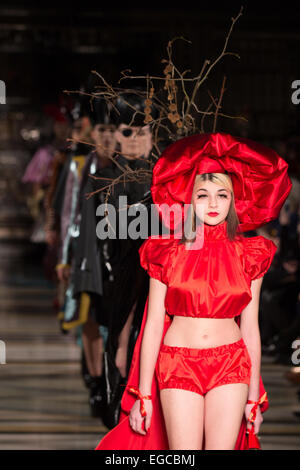 Freemasons Hall, London UK. 22. Februar 2015. PAM Hogg zeigt ihr statemented Herbst / Winter 2015 Modeschau bei der Fashion Scout Credit: Chris Yates/Alamy Live News Stockfoto