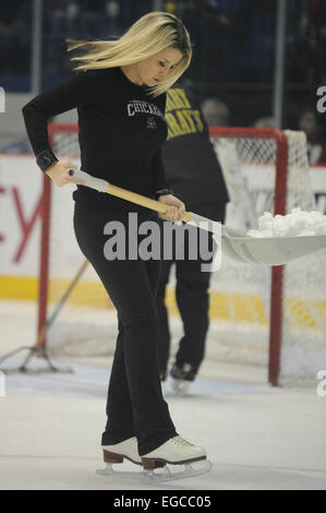 Rosemont, Illinois, USA. 22. Februar 2015. Ein Mitglied der Crew Eis in Aktion während der American Hockey League-Spiel zwischen den Chicago Wolves und die San Antonio Rampage in der Allstate Arena in Rosemont, Illinois. Patrick Gorski/CSM/Alamy Live-Nachrichten Stockfoto