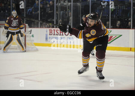 Rosemont, Illinois, USA. 22. Februar 2015. Chicago Wolves Mathieu Brodeur (5) löscht den Puck in der American Hockey League-Spiel zwischen den Chicago Wolves und die San Antonio Rampage in der Allstate Arena in Rosemont, Illinois. Patrick Gorski/CSM/Alamy Live-Nachrichten Stockfoto