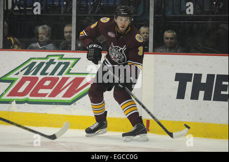 Rosemont, Illinois, USA. 22. Februar 2015. Chicago Wolves Joel Edmundson (3) löscht den Puck in der American Hockey League-Spiel zwischen den Chicago Wolves und die San Antonio Rampage in der Allstate Arena in Rosemont, Illinois. Patrick Gorski/CSM/Alamy Live-Nachrichten Stockfoto