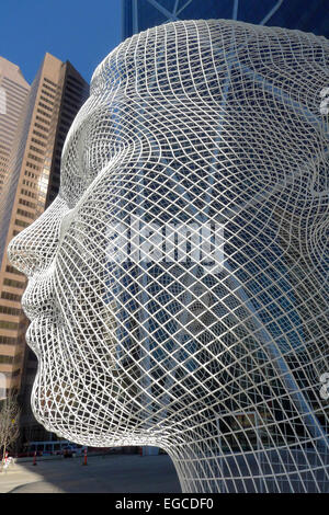 Ein zwölf Meter Draht Skulptur eines jungen Mädchens Kopf des spanischen Künstlers Jaume Plensa vor Calgary Bogen Gebäude steht. Stockfoto