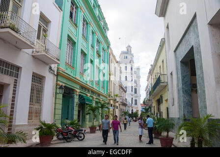 Eine Straßenszene in der Innenstadt im alten Teil der Innenstadt von Havanna Kuba mit Touristen und Einheimischen, die die restaurierten kolonialen Gebäude und engen Gassen bewundern. Stockfoto