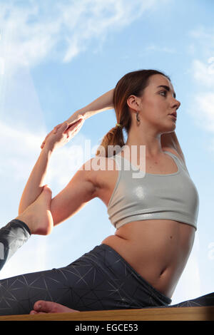 Frau üben eine schwierige Yoga-pose Stockfoto