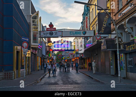 Einer der belebtesten Straßen von Hamburg in den Abend, Hamburg, Deutschland, Europa. Stockfoto