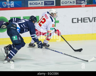 Zagreb, Kroatien. 22. Februar 2015. Steve Moses von Jokerit Helsinki (R) wetteifert mit Andrew Murray Medvescak Zagreb während ihres Spiels bei Kontinental Hockey League (KHL) in Zagreb, Hauptstadt Kroatiens, 22. Februar 2015. Jokerit Helsinki gewann 5: 4 nach Elfmeterschießen. © Miso Lisanin/Xinhua/Alamy Live-Nachrichten Stockfoto