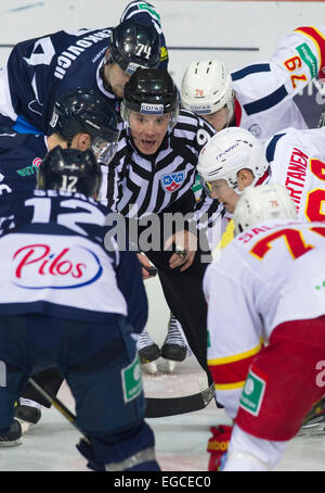 Zagreb, Kroatien. 22. Februar 2015. Referee (C) hält den Puck während des Spiels zwischen Jokerit Helsinki und Medvescak Zagreb in der Kontinental Hockey League (KHL) in Zagreb, Hauptstadt Kroatiens, 22. Februar 2015. Jokerit Helsinki gewann 5: 4 nach Elfmeterschießen. © Miso Lisanin/Xinhua/Alamy Live-Nachrichten Stockfoto