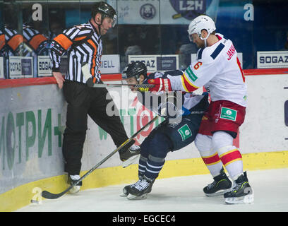 Zagreb, Kroatien. 22. Februar 2015. Topi Jaakola (R) Jokerit Helsinki wetteifert mit James Wright (C) Medvescak Zagreb während ihres Spiels bei Kontinental Hockey League (KHL) in Zagreb, Hauptstadt Kroatiens, 22. Februar 2015. Jokerit Helsinki gewann 5: 4 nach Elfmeterschießen. © Miso Lisanin/Xinhua/Alamy Live-Nachrichten Stockfoto