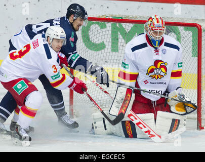 Zagreb, Kroatien. 22. Februar 2015. Nathan Perkovich von Medvescak Zagreb (C) wetteifert mit Torwart Henrik Karlsson von Jokerit Helsinki (R) während ihres Spiels bei Kontinental Hockey League (KHL) in Zagreb, Hauptstadt Kroatiens, 22. Februar 2015. Jokerit Helsinki gewann 5: 4 nach Elfmeterschießen. © Miso Lisanin/Xinhua/Alamy Live-Nachrichten Stockfoto