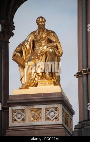 Die vergoldete Statue von Prinz Albert in der Mitte der Albert Memorial, Kensington Gardens, London. Stockfoto