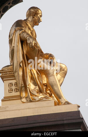 Die vergoldete Statue von Prinz Albert in der Mitte des das Albert Memorial, London. Stockfoto