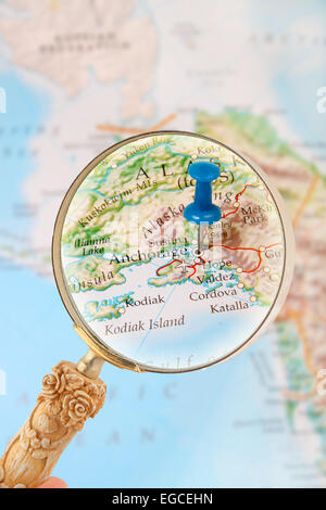 Blaue Tack auf Landkarte Alaska mit Lupe suchen in auf das Kapital, Anchorage, USA Stockfoto