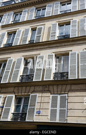 Eine klassische Fassade entlang der Rue Vielle du Temple im Marais Viertel von Paris. Stockfoto