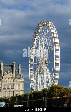 La Grande Roue de Paris in der Nähe des Louvre im Fête des Tuileries in Paris, Frankreich. Stockfoto