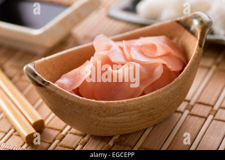 Eine Schüssel mit leckeren frischen eingelegten Sushi Ingwer. Stockfoto