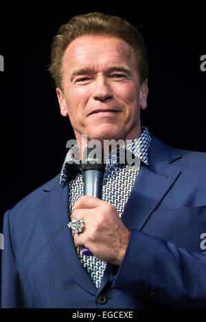 Budapest. 22. Februar 2015. US-Schauspieler und ehemaliger Gouverneur von Kalifornien Arnold Schwarzenegger hält eine Rede bei einer Veranstaltung in Budapest, Ungarn am 22. Februar 2015. Bildnachweis: Attila Volgyi/Xinhua/Alamy Live-Nachrichten Stockfoto