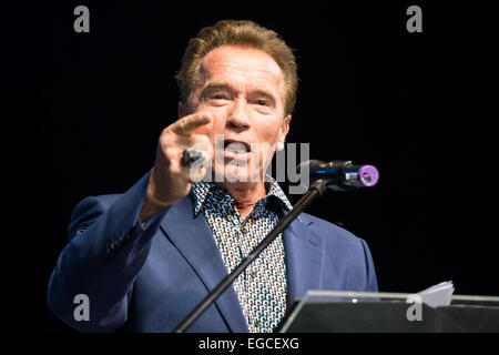 Budapest. 22. Februar 2015. US-Schauspieler und ehemaliger Gouverneur von Kalifornien Arnold Schwarzenegger hält eine Rede bei einer Veranstaltung in Budapest, Ungarn am 22. Februar 2015. Bildnachweis: Attila Volgyi/Xinhua/Alamy Live-Nachrichten Stockfoto