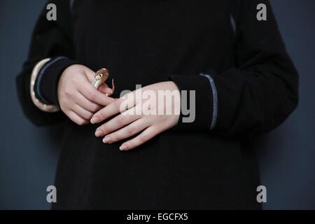 Eine Person, die eine Schlange hält. Stockfoto