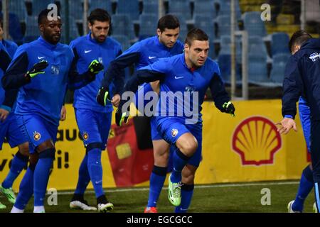 Ghencea-Stadion, Rumänien ROU. 22. Februar 2015. Adrian Popa #77 von Steaua Bukarest Erwärmung vor der Liga Rumänien ich Spiel zwischen Steaua Bukarest ROU und Rapid Bukarest ROU Rumänien ROU Ghencea Stadium. Catalin Soare/Cal Sport Media/Alamy Live-Nachrichten Stockfoto