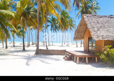 Holzbungalow auf tropischen weißen Sandstrand. Stockfoto