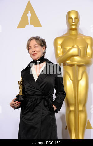 Los Angeles, USA. 22. Februar 2015. Milena Canonero stellt nach dem Gewinn des Best Costume Design Award für "The Grand Budapest Hotel" während der 87. Oscar-Verleihung im Dolby Theater in Los Angeles, USA, am 22. Februar 2015. Bildnachweis: Yang Lei/Xinhua/Alamy Live-Nachrichten Stockfoto