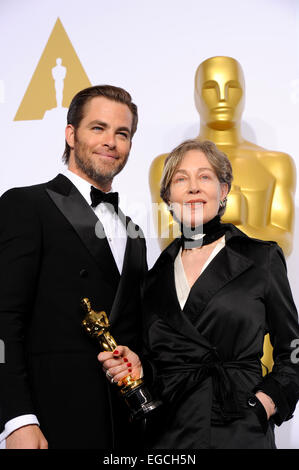 Los Angeles, USA. 22. Februar 2015. Milena Canonero (R) stellt nach dem Gewinn des Best Costume Design Award für "The Grand Budapest Hotel" während der 87. Oscar-Verleihung im Dolby Theater in Los Angeles, USA, am 22. Februar 2015. Bildnachweis: Yang Lei/Xinhua/Alamy Live-Nachrichten Stockfoto