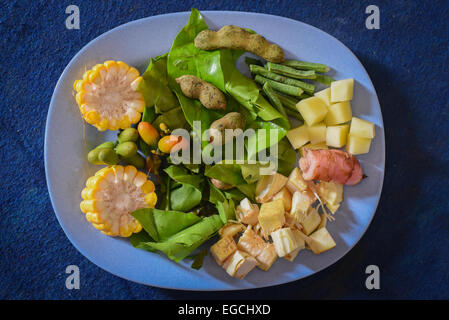 Grundzutaten für indonesische traditionelle Speisen der Sayur Asem (Tamarinde Gemüsesuppe). Stockfoto