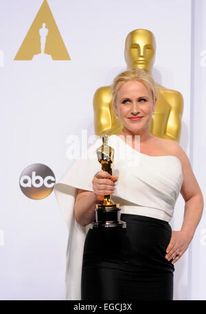 Los Angeles, USA. 22. Februar 2015. Schauspielerin Patricia Arquette stellt nach dem Gewinn der besten Schauspielerin in einer Nebenrolle Auszeichnung für 'Kindheit' während der 87. Oscar-Verleihung im Dolby Theater in Los Angeles, USA, am 22. Februar 2015. Bildnachweis: Yang Lei/Xinhua/Alamy Live-Nachrichten Stockfoto