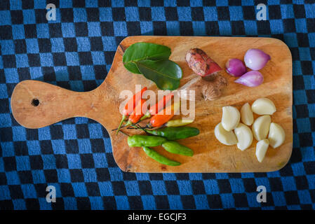 Grundzutaten für indonesische Speisen auf einem Holzbrett. Stockfoto