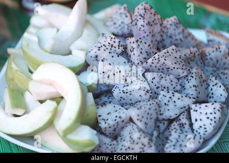 Drachenfrucht Scheiben in Schale. Stockfoto