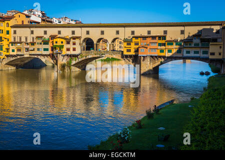 Der Fluss Arno und Ponte Vecchio Brücke in Firenze (Florenz), Italien. Stockfoto