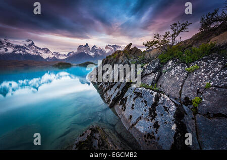 Torres del Paine Nationalpark umfasst Bergen, Gletschern, Seen und Flüsse im Süden Patagoniens. Stockfoto