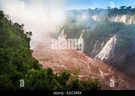 Iguazu-Wasserfälle sind Wasserfälle des Flusses Iguazu an der Grenze zwischen Argentinien und Brasilien