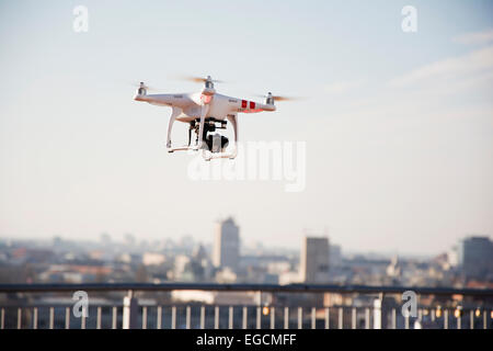 Drohne, die über die Stadt fliegen wird vorbereitet Stockfoto