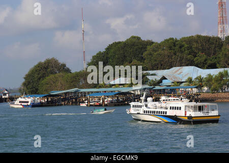 22. Februar 2015 - Batam, Riau-Inseln, Indonesien - BATAM, Indonesien - Februar 22: Ein Blick auf die Fähre von Bintan Island am 22. Februar 2015 in Batam, Riau-Inseln, Indonesien. Indonesiens Wirtschaftswachstum von 5,7 Prozent Ziel. (Kredit-Bild: © Sijori Bilder/ZUMA Draht) Stockfoto