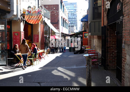 Post-Gasse ist eine kurze Gasse im Seatltles historischen Pike Place Market mit Restaurants und Geschäften. Stockfoto