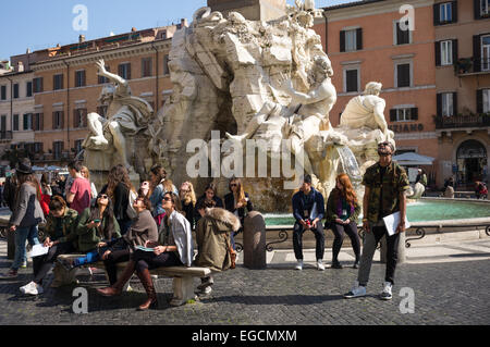 Rom, Piazza Navona, junge Touristen vor den vier-Ströme-Brunnen, Blick auf die Architekturen der Sant'Agnese Kirche Stockfoto
