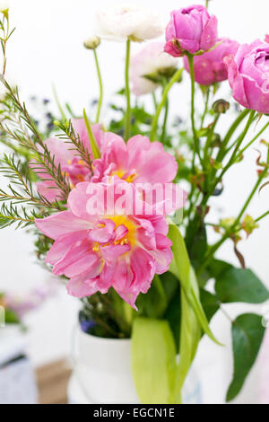 Tolle Rosen Tulpen Blumenstrauß in vase Stockfoto