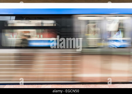 Fahrenden Zug In die u-Bahnstation Stockfoto