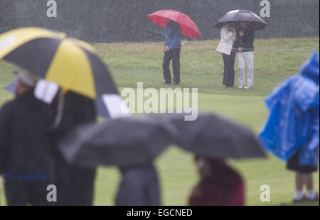 Los Angeles, Kalifornien, USA. 22. Februar 2015. Menschen mit Regenschirmen in der Finalrunde der Northern Trust Open im Riviera Country Club am 22. Februar 2015 in Pacific Palisades, Kalifornien. Bildnachweis: Ringo Chiu/ZUMA Draht/Alamy Live-Nachrichten Stockfoto