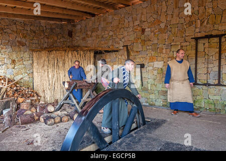 Priscos, Portugal. Größte lebende Krippe in Europa. Darstellung eines Sägewerks. Siehe Weitere Informationen Stockfoto