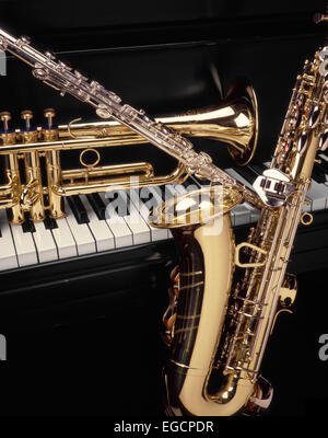 1980ER JAHREN MUSIKINSTRUMENTE KLAVIER SAXOPHON QUERFLÖTE TROMPETE Stockfoto
