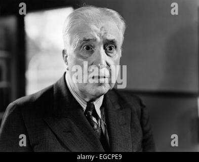 1940S 1950S PORTRAIT ÄLTEREN REIFEN MANN IN ANZUG MIT KRAWATTE BETROFFENEN GESTRESST TRAURIGEN AUSDRUCK WEIT AUFGERISSENEN AUGEN STARREN STARRT Stockfoto