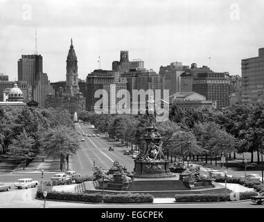 1950ER JAHRE BENJAMIN FRANKLIN PARKWAY AUS SÜDWESTEN KUNSTMUSEUM VORBEI AN EAKINS LOGAN CIRCLE NACH RATHAUS PHILADELPHIA PA USA Stockfoto