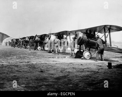 1918-FLIGHTLINE DER AMERICAN EXPEDITIONARY FORCE PILOTEN UND SOPWITH CAMEL WWI DOPPELDECKER Stockfoto