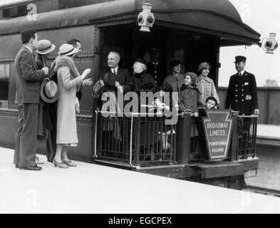 1930ER JAHREN ELTERN ABSCHIED WINKEN FÜR FAMILIENANGEHÖRIGE GROßELTERN & DIRIGENT AM HINTEREN PLATTFORM BROADWAY BEGRENZT PENNSYLVANIA RAILROAD Stockfoto