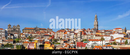 Skyline und Stadtbild von der Stadt Porto in Portugal, mit Blick auf den ikonischen Clerigos Tower und die historischen Stadtteile Stockfoto