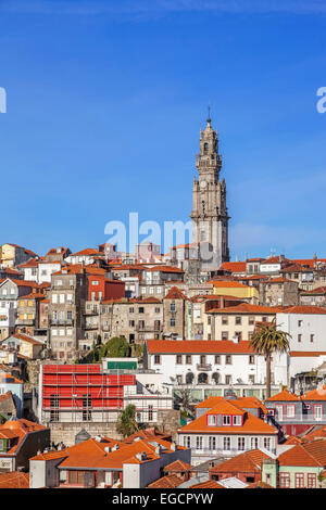 Der kultige Clerigos Turm in der Stadt Porto, Portugal. Eine der Sehenswürdigkeiten und Wahrzeichen der Stadt Stockfoto